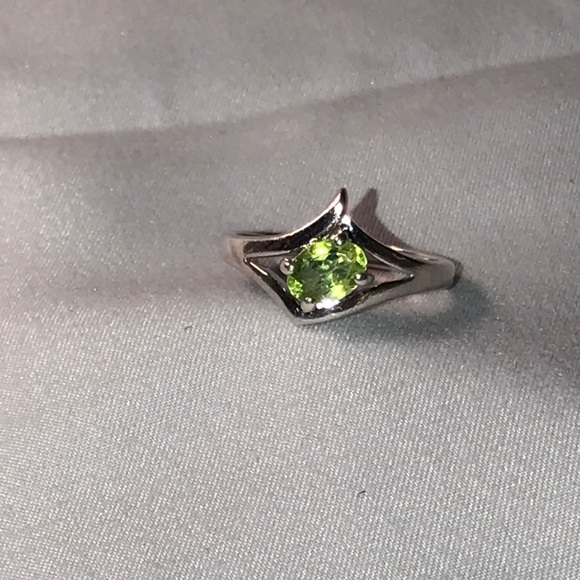 Silver Ring w/ Peridot stone - Picture 6 of 7